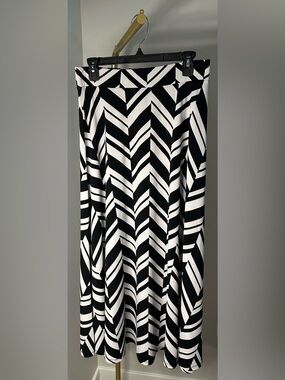 GUC! INC International Concepts Black and White Chevron Maxi Skirt